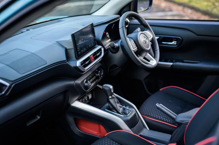 Интерьер Toyota Raize Z 2019 года  (фото 16 из 18)